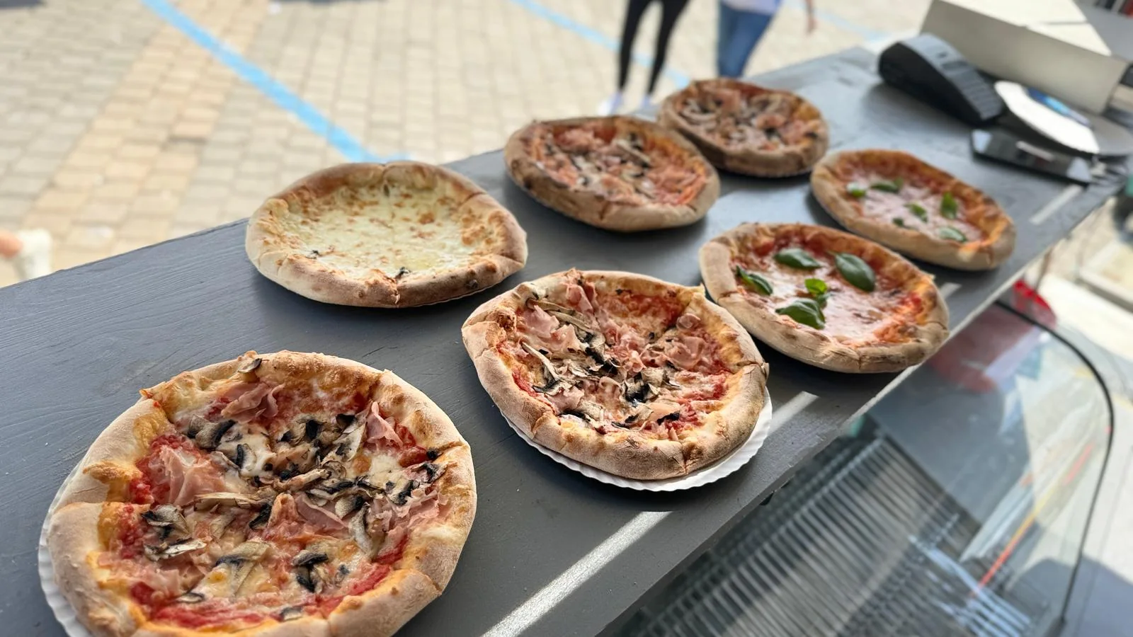 Pizza pregătită pentru servire la food truck