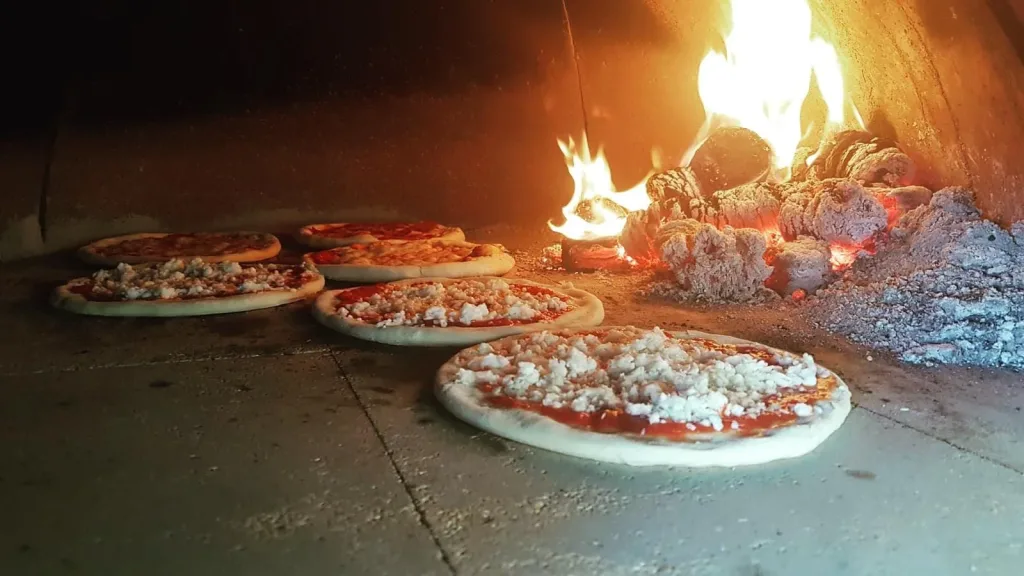 Pizza coaptă în cuptorul cu lemne The Italian Job