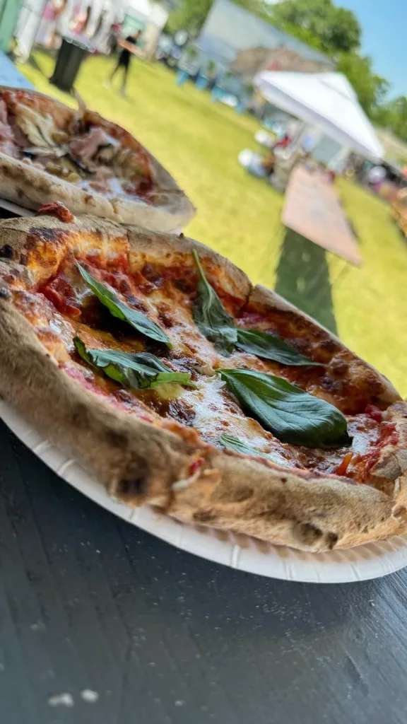 Pizza street food pregătită pentru servire la eveniment