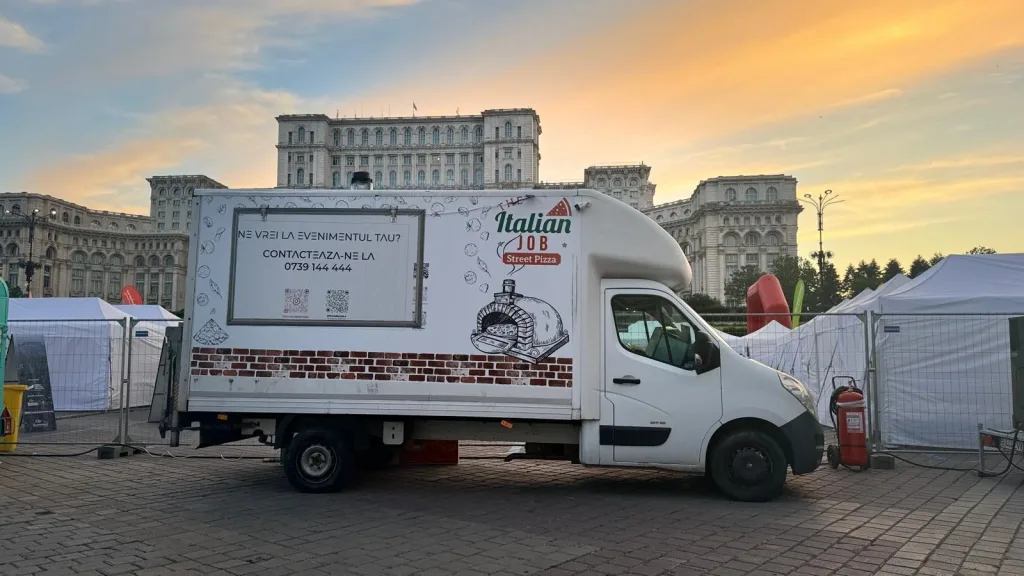 The Italian Job food truck la un eveniment în aer liber